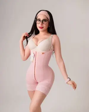 Faja colombiana cuerpo de guitarra REF 762 modelo frente color rosa Dulce Reyes