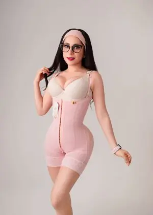 Faja colombiana cuerpo de guitarra REF 762 modelo frente color rosa Dulce Reyes