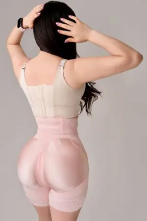 Short reloj de arena atras